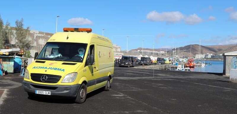 Una ambulancia sale del muelle de Arguineguín (Foto EFE / Elvira Urquijo A.)
